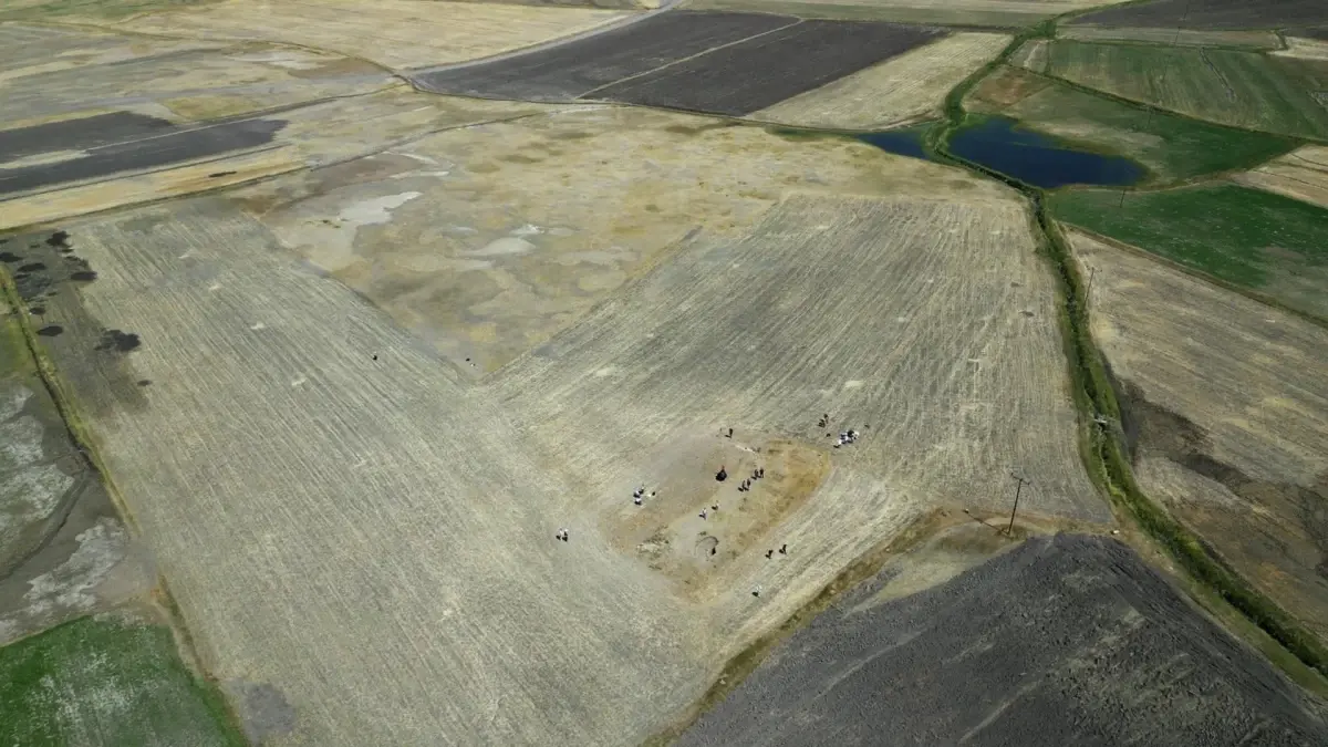 tarlada bulunan cati kiremidi yillar sonra uluslararasi arkeolojik kesfin kapisini araladi 326ZU1TO