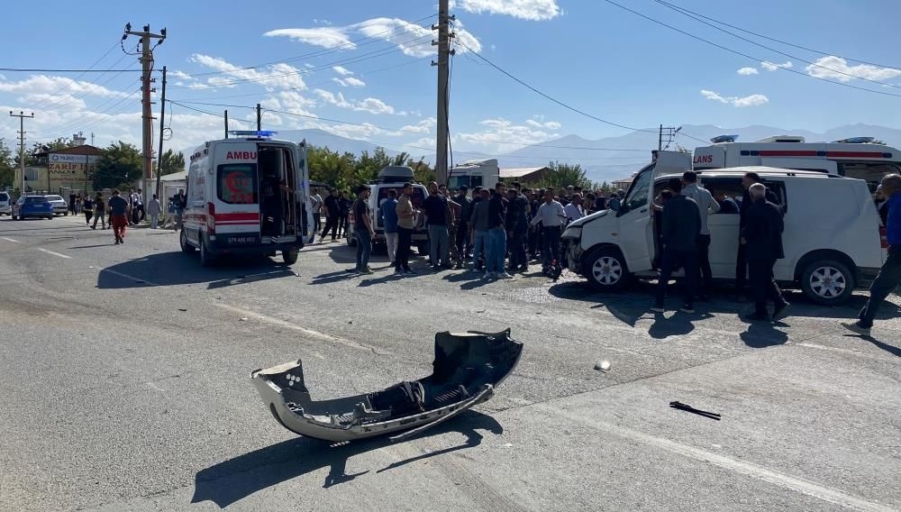 zirhli arac otomobille carpisti dort yarali OaZrBJYI