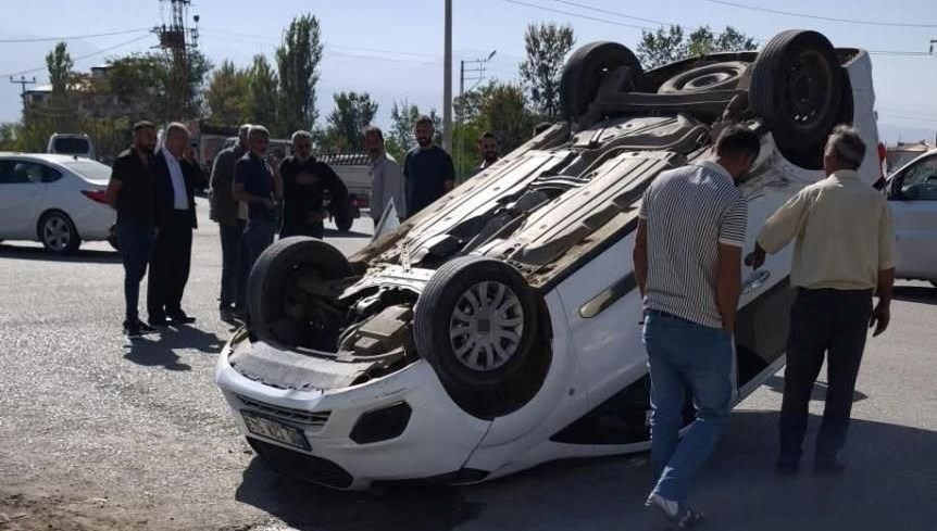 igdirda kaza araclardan biri ters dondu iki kisi yaralandi BdLwGdxC
