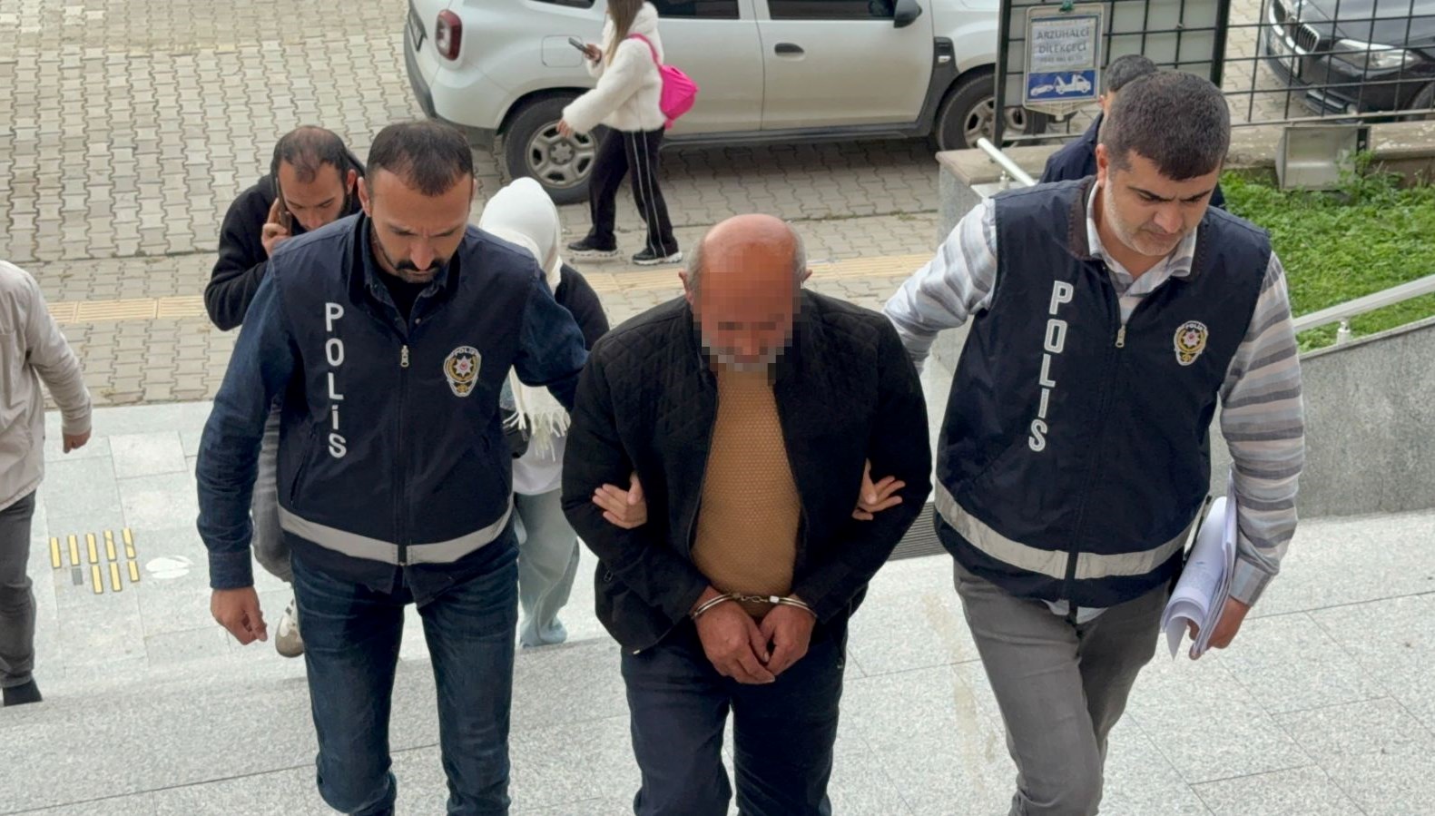 kiralik aracla kaza yapan oglu yuzunden banka soydu TPC9mmF1.jpg