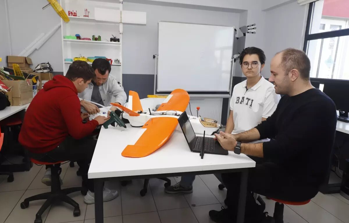 ogretmenler ogrencilerine otonom ucus yapabilen model ucak yapimini ogretiyor TSkgNmT9.jpg
