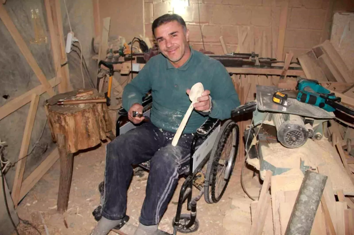 trafik kazasi sonrasi ahsap esya ureterek hayata tutunan adam YSZTxhjv.jpg