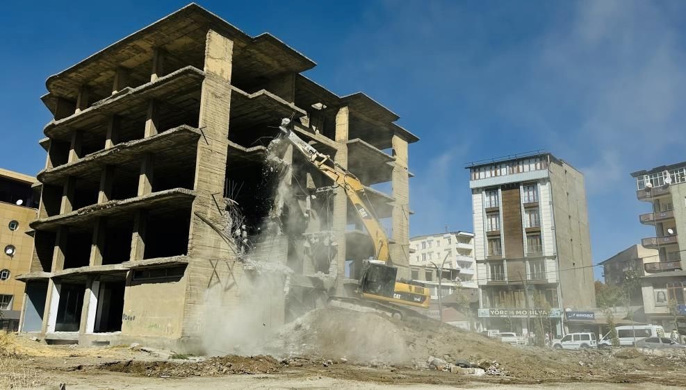 yuksekovada insaat halindeki bina yikildi SI16Icku