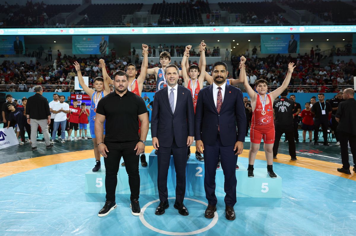 Bakan Bayraktar, 2. Büyük Güreş Festivali Minikler Şampiyonası’nda sporcularla bir araya geldi Bakan bayraktar 2 buyuk gures festivali minikler sampiyonasinda sporcularla bir araya geldi 9kQ2SFPl