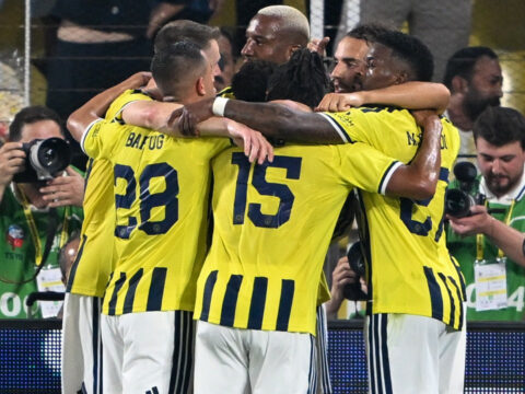 Fenerbahcede yine kriz cikardi yonetime rest cekti VxRU6MFq