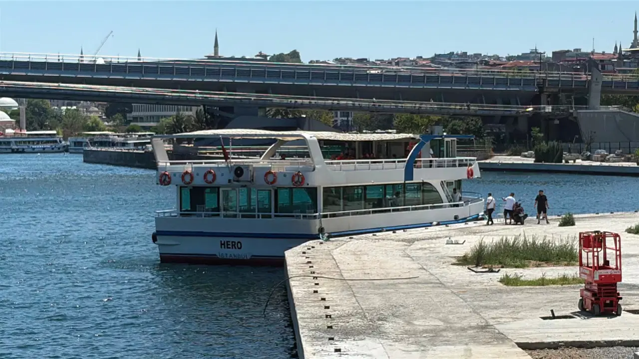 Halicte tur teknesi kopruye carpti denize dusen personel araniyor kCzXGDzG