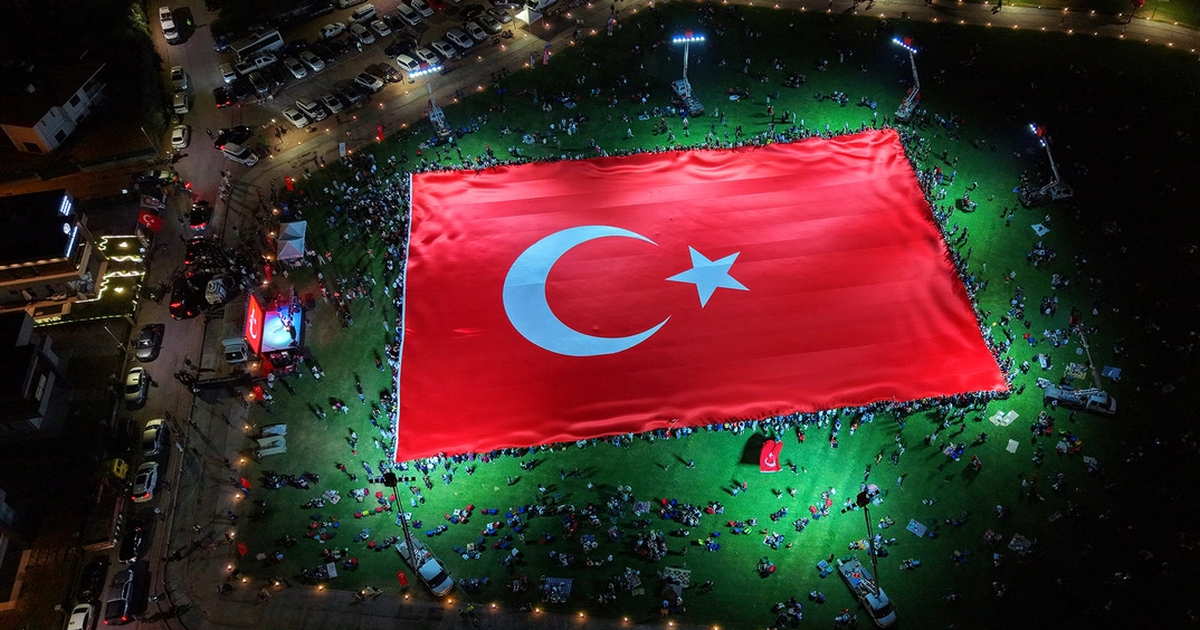Dünyanın en büyük bayrağı Kayseri Talas’ta açıldı Img