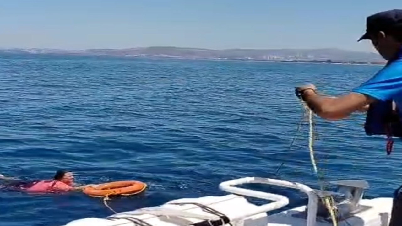 Kıyıdan 1 kilometre açıkta can pazarı: İmdadına deniz polisi yetişti Img
