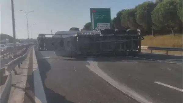 Büyükçekmece’de beton tankeri devrildi: Yol trafiğe kapatıldı Img