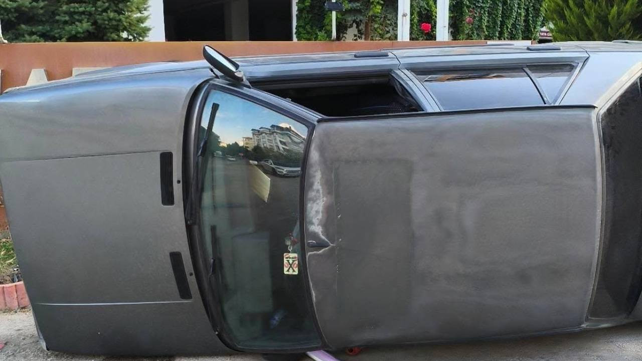 Elazığ’da korkutan kaza: Otomobil tabelaya çarpıp yan yattı Img