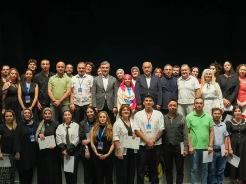 Trabzon sehir tiyatrosu yeni yeteneklerini mezun etti lULPZUHr